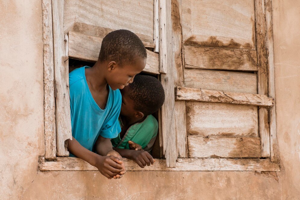 enfants-africains-smiley-tir-moyen_23-2148761583